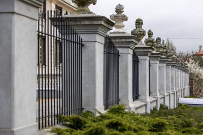 Widok ogrodzenia po przywr&oacute;ceniu wszystkich wazon&oacute;w. Fot. Grzegorz Bukała UM Rzesz&oacute;w